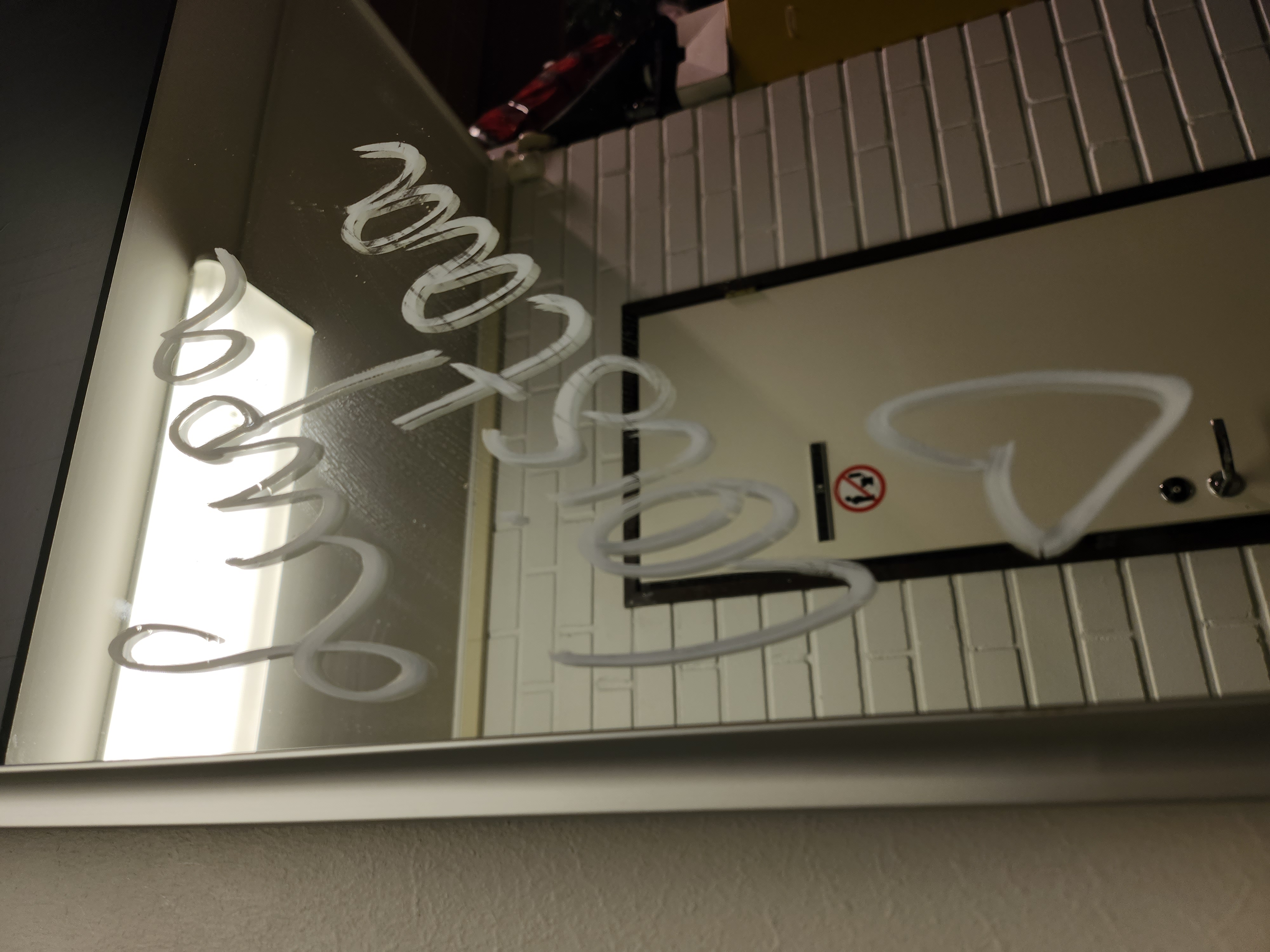 Ylivieskan puhtauspalveluissa laitoshuoltaja lähetti meille päivän hyväksi iskulauseeksi näkemänsä lauseen